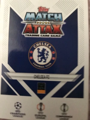 Match Attax fotbollskort Chelsea FC - Säljer två Topps Match Attax samlarkort med Chelsea FC-tema. Ena kortet visar klubbens logga och det andra spelaren Malo Gusto i blå Chelsea-tröja. Perfekt för dig som samlar på fotbollskort eller gillar Chelsea.