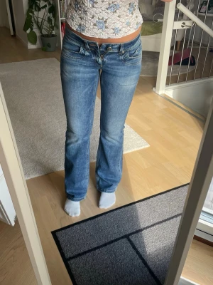 Lågmidjade jeans  - Säljer ett par snygga lågmidjade bootcut jeans i storlek 26/32 från Only, vintage. Fint skick, inga defekter!  Midjemått rakt över: 37 cm Innerbenslängd: 76 cm