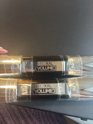 PRO XXL Volume mascara dubbeländad - Två PRO XXL Volume mascaror med dubbeländad design. Hylsorna är silverfärgade med svart och vit text. Ena sidan är märkt med siffran 1 och andra med siffran 2, vilket tyder på tvåstegsapplicering för extra volym. Modern och stilren look. 2 st