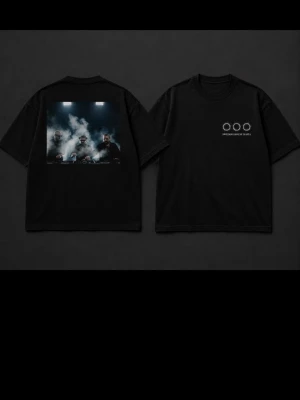 Svart t-shirt med tryck och motiv - Cool svart t-shirt med rund hals och korta ärmar. På framsidan finns ett tryck med tre cirklar och text, medan baksidan har ett stort motiv med personer och rök. Perfekt för dig som gillar streetwear och grafiska prints.