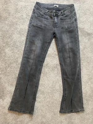 Grå bootcut jeans med fickor - Säljer ett par grå bootcut jeans i grå! Dom är i storlek 36 extra short så dom är lite kortare, har inte använt dom så mycket 💞