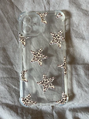 Transparent mobilskal med leopardstjärnor - Snyggt genomskinligt mobilskal med stjärnor i leopardmönster. Skalets kanter är rundade och det är gjort i tålig plast som skyddar mobilen utan att dölja dess design. Perfekt för dig som vill ha ett unikt och trendigt tillbehör till din telefon.