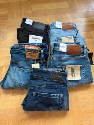 Jeans paket - Jeans paket, med 3 nya Jack & Jones jeans 1 par nya replay samt 1 par använda replay. Hör av dig kring minsta fundering!