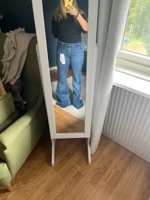 Helt nya blå bootcut jeans  - Helt nya jeans från Gina Tricot med lappen kvar. Högmidjade/midrise, väldigt långa i benen på mig men är ganska kort också!!