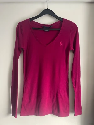 Ralph Lauren tröja, dam S - Säljer en fin Ralph Lauren dam tröja i rosa/lila färg. Tröjan är i väldigt fint skick utan några skavanker.   Storlek: S  Skickar inom 24h✅ hör av er vid frågor!