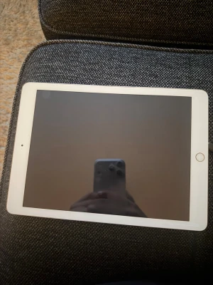 iPad Air 2 – 32 GB – Fungerar perfekt - Säljer min iPad Air 2 32 GB. Den fungerar som den ska och skärmen är hel. Inga sprickor. iPaden är återställd och redo för ny ägare.