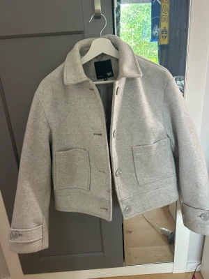 Ljusgrå kappa med fickor - Säljer en snygg ljusgrå kappa, några defekter (kolla bild 3 o 4) men annars bra jättebra skick, köpt för 400kr och finns inte kvar att köpa i xs-m, perfekt till hösten o våren❣️❣️
