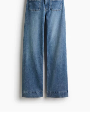 Blå raka jeans med fickor fram - Intressekoll på jätte snygga blå jeans med raka ben. Jeansen har två stora fickor fram och en bakficka. Klassisk denim i bomull med en lätt tvättad look. Perfekta till en avslappnad stil och passar till det mesta i garderoben. Är slutsålda på hemsidan och är helt oanvända 