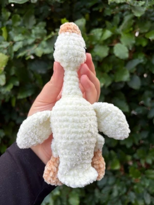 Virkad vit anka🤍 - Söt virkad anka i mjukt, fluffigt polyestergarn. Färgerna är vit och beige med svarta säkerhetsögon. Perfekt som dekoration eller leksak. Unik och charmig design med utstickande vingar och näbb. Rekommenderar inte till småbarn då säkerhetsögonen utgör en kvävningsrisk!