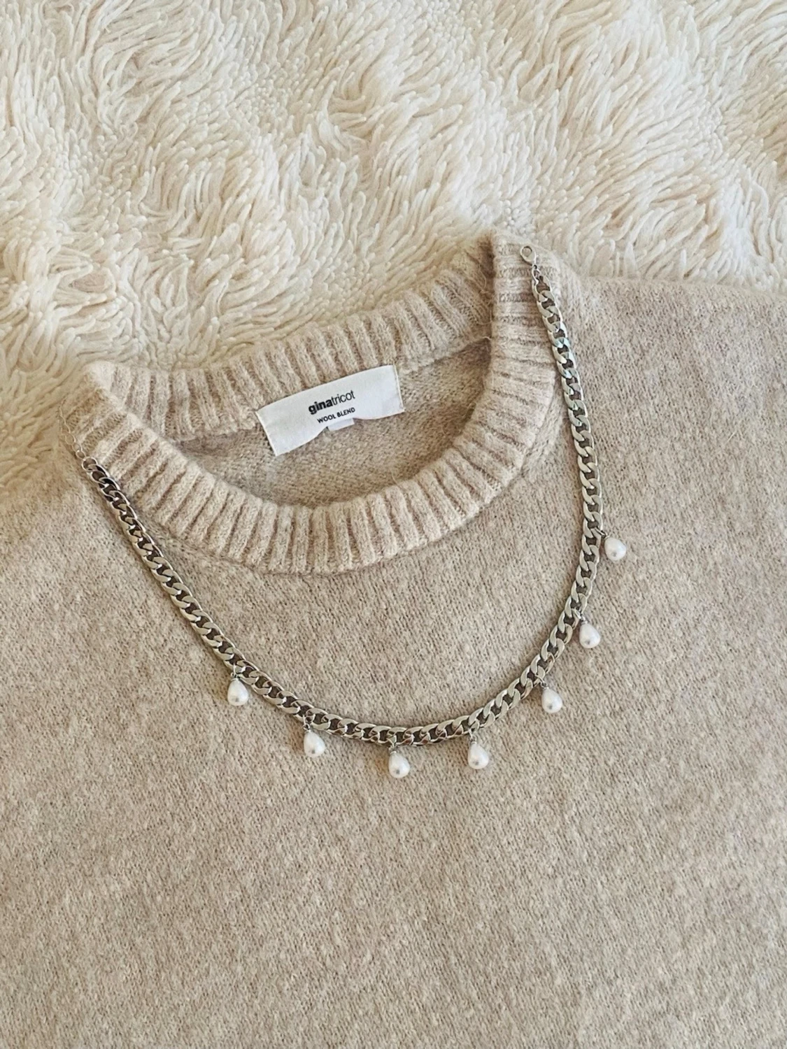 Silverfärgat halsband med pärlor