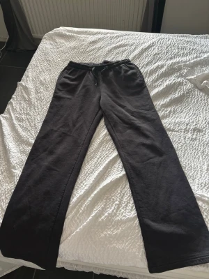”iconic sweatpants” gina Tricot💕 - Ett par svarta mjukisbyxor med resår i midjan. Byxorna har raka ben och inte bootcut💕low waist 