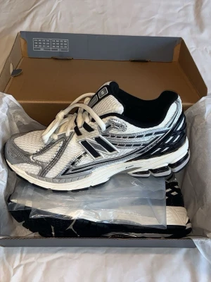 NewBalance1906R - De mest eftertraktade modellerna av NB1906 hittar du hos oss. Helt nya , äkthet 110% . Du har kommit till de bästa av de bästa resellers där ute ! Kvaliten talar för sig själv , du ser även på våra bilder🤩 Finns flera storlekar men passa på innan det tar slut🔌