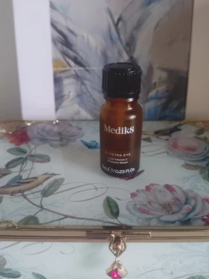 75% kvar Medik8 C-Tetra Eye serum  -  7 ml fullsize ögonserum med C-vitamin från Medik8. 75% kvar🌸se bild 3 för att se mängd i en oöppnad plomberade för jämförelse mängd de fylls ej ända upp🌸se gärna mina andra försäljningar också ❤️