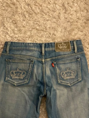 Victoria bekham jeans  - Snygga blå jeans med raka ben. Jeansen har en ljus tvätt och kontrastfärgad rosa insida i midjan. Köpta second hand men har inga tecken på användning💗