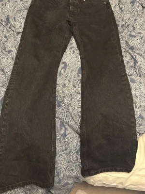 Svarta HOPE Rush jeans - Säljer ett par svarta jeans från HOPE i modell Rush
