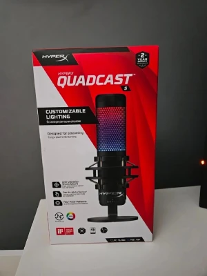 HyperX QuadCast mikrofon - Säljer en HyperX QuadCast mikrofon med RGB-belysning och stötdämpande fäste. Perfekt för streaming och gaming. Mikrofonen har touch-funktion för mute och flera polära upptagningsmönster. Svart design med metallgaller och stabil rund fot. Priset kan diskuteras
