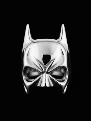 Silverfärgad ring med Batman-mask - Cool ring i blankt silverfärgat metallmaterial formad som en Batman-mask med spetsiga öron och markerade detaljer. Perfekt för dig som gillar superhjältar och vill sticka ut med din stil.