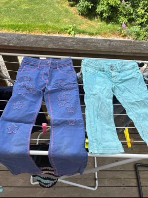 2 par jeans - Ett par långa jeans och ett par trekvarts jeans i storlek 128cm, båda ingår i priset🤍