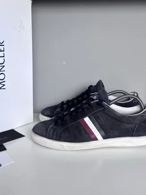 Moncler la Monaco  - Säljer ett par snygga och ovanliga Moncler skor i storlek 42, cond 7/10 lite smuts på sulan och mockan i okej skick. Kommer med OG box, booklet och äkthetscertifikat!