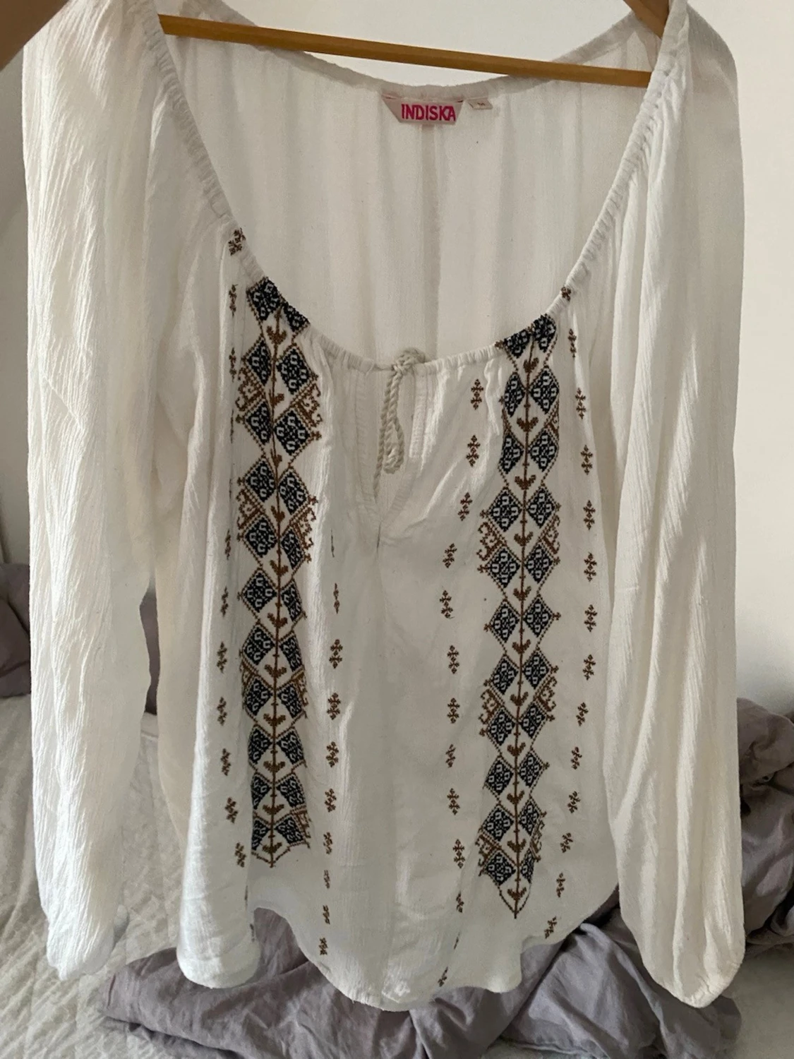 Vit offshoulder blus med brodyr - 2