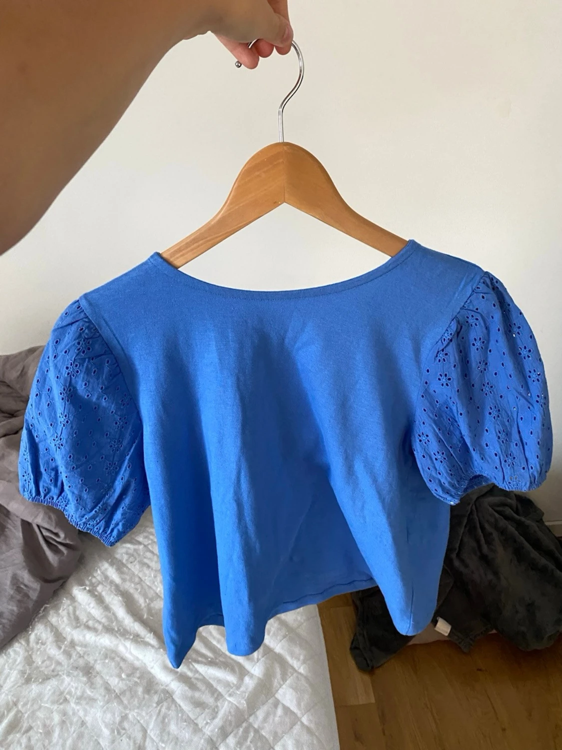 Blå blus med puffärm och broderi - 2