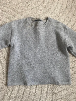 Stickad tröja  - Stickad tröja i bra skick, lite smink på den därav billigare pris!