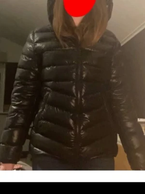 Colmar jacka  - Säljer denna fina vinterjacka från colmar. En ficka är sönder men syns inte utåt, bara att sy ihop sen har en söm på insidan släppt (bild 4) som går lätt att fixa. Pris går att diskuteras bara å lägga prisförslag💗