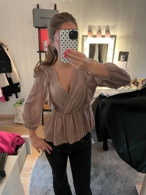 Beige/rosa blus  - Beige/Rosa blus från Only i storlek S.  Knappt använd! Som ny.  Pris går att diskutera