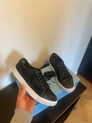 Svarta skor från Lanvin - Säljer nu dessa riktigt fina svarta skor från Lanvin / skick 8,5/10 ses på bilderna / storlek 42 / Box och Extra snören medkommer plus en Nocco! / kontakta via intresse eller annat och priset kan diskuteras😊 Fraktas inom 12 timmar🙏