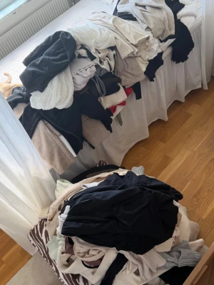 Mix av kläder i olika färger och stilar - Säljer en hel del plagg, kläderna är i storlekarna xs.s och något i m. Inte möjlighet att skicka fler bilder då allt ligger nedpackat i förrådet. Säljer allt ihop. 