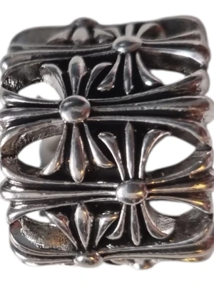 Chrome Ring - Säljer en chrome ring i silverfärgad metall som aldrig används. Storlek 7. Tveka ej på att buda.
