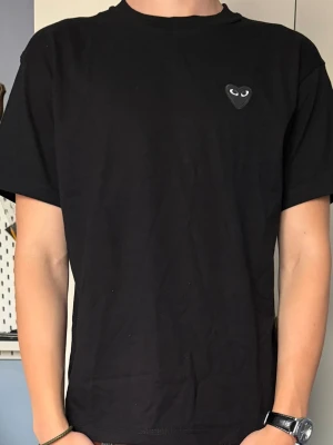 Play T-shirt  - Säljer denna riktigt feta play tshirt till ett bra pris! Storlek M sitter regular men lite mer slim runt armarna riktigt fet. Nytt skick inga defekter alls. 
