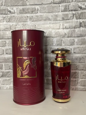 Lattafa Mayar Cherry Intense parfym - Lattafa Mayar Cherry Intense 100ml  se bild 4 hur lite som används. Söt körsbärs och jordgubbs doft med vanilj och kakao.  Se bilder för noter 