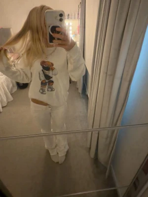 Vit fashion bear sweatshirt  - Säljer en vit sweatshirt med ett stort tryck av en cool björn på framsidan. Hoodien har en avslappnad passform, långa ärmar och ribbade muddar. 