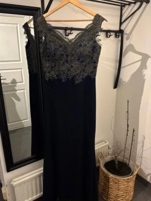 Elegant klänning  - Använd en gång. 