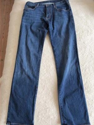 Jeans från Armani - Snygga blåa jeans från Armani säljes. 32/32