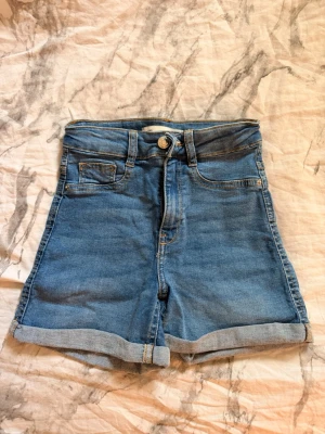 Shorts - Shorts från Ginatricot som inte är använda mycket. Säljer för att de inte passar längre. 