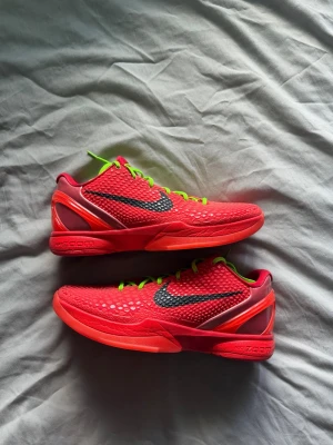 Kobe 6 reverse grinch - Säljer mina kobe 6 reverse grinches. De kom aldrig till användning då jag slutat på basket. De har mycket liv kvar i sig. Pris kan diskuteras. Orginal låda saknas
