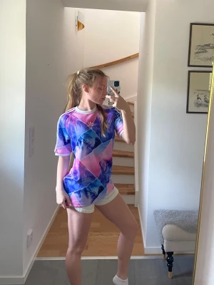 Cool Adidas t-shirt   - Färgstark Adidas t-shirt i blått, rosa och lila. Köpt på vinted men oanvänd så i fint skick. Passar storlek S