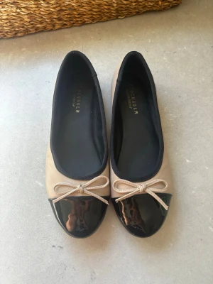 Stockholm design ballerina skor - Säljer mina jättefina äkta skinn ballerina skor. Säljer för att dem är lite för små för mig. Väldigt fint skick i storlek 37, knappt använda❣️