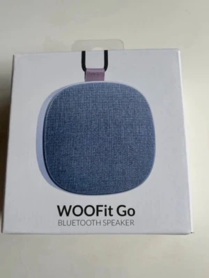 WOOFit Go trådlös bluetooth-högtalare - Snygg och kompakt trådlös högtalare i blått tygmaterial. WOOFit Go har rundad fyrkantig form, vattenavvisande yta och utbytbart frontskydd. Stöd för stereo pairing, handsfree-samtal och laddningsbart batteri. Perfekt för musik på språng.