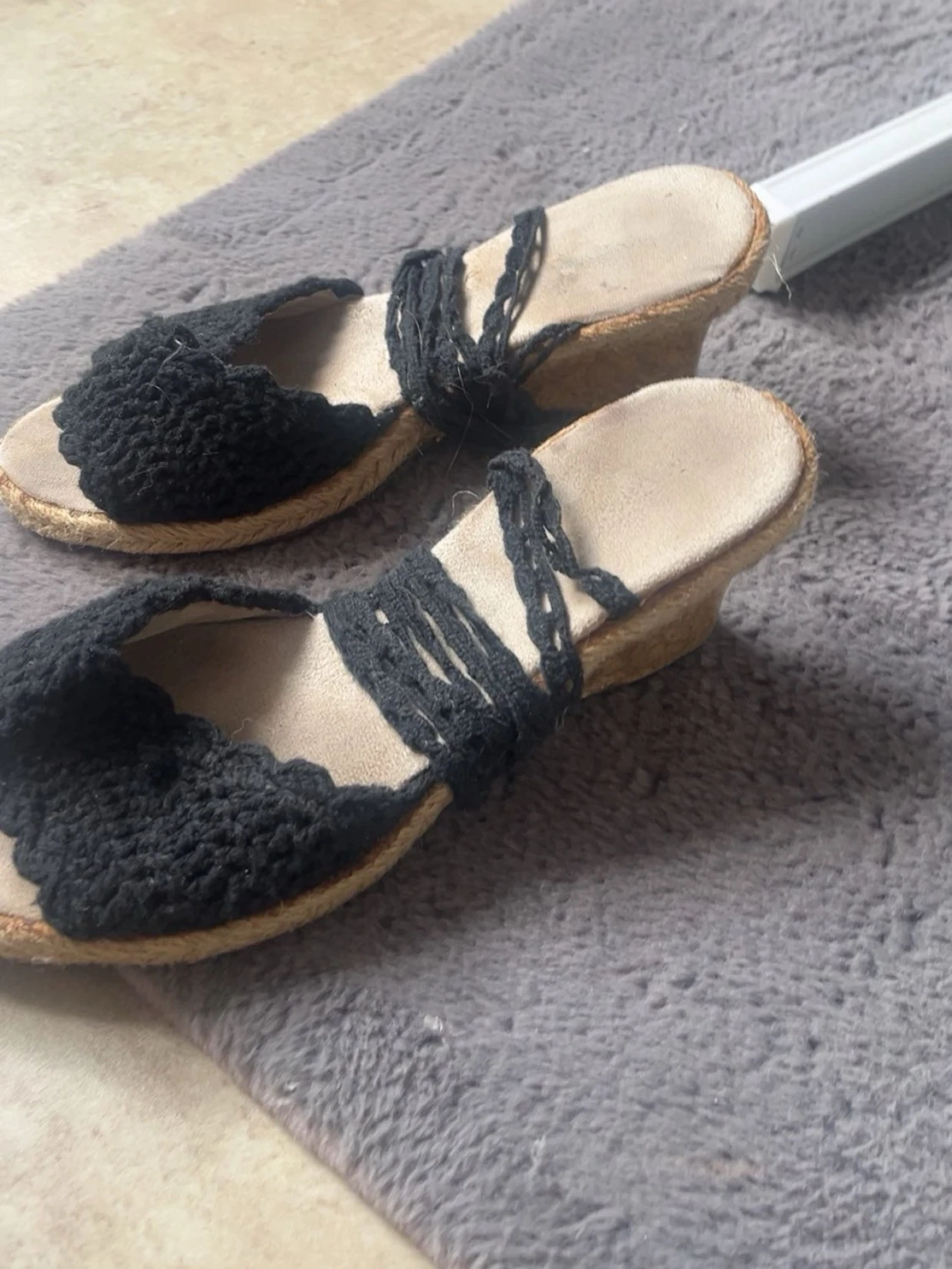 Svarta virkade kilklackssandaler