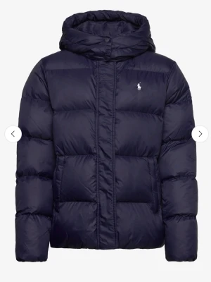 Ralph Lauren vinterjacka  - Snygg mörkblå pufferjacka från Polo Ralph . Köpt förra året knappt använd som helt ny. Nypris 3700 . Det är storlek XL /160-170 alltså barnstorlek