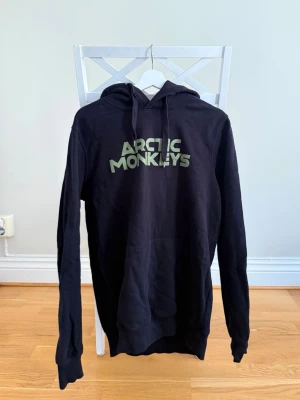 Arctic Monkeys hoodie, Europe tour 2023 merch - Säljer en svart merch hoodie. 'Arctic Monkeys' på bröstet och turnéstäder på ryggen. Använd fåtal gånger och endast hemmabruk. Hoodien är köpt på själva turnén när de var i Sverige💗