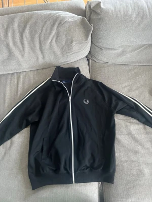Fred Perry zip hoodie  - Säljer denna tröja då den inte längre kommer till användning, använd ett fåtal gånger. Kan gå ner i pris vid en snabb och smidig affär! Köparen står för frakten😁