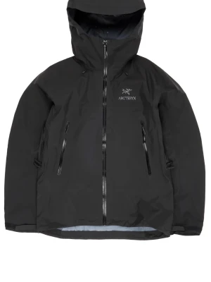  Arc'teryx Beta Ar  - Snygg svart Beta Ar från Arc'teryx med huva och vattentäta dragkedjor. Tillverkad i slitstarkt Gore-Tex-material som står emot regn och vind. Jackan har två bröstfickor och justerbar huva för extra skydd. Perfekt för blöta dagar.