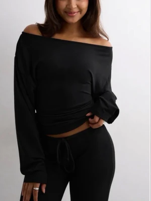 My Chill Boatneck sweat - Säljer en nelly tröja, aldrig använd, den kommer du får den med beställningspåsen o allt. Skriv för bilder oså. 
