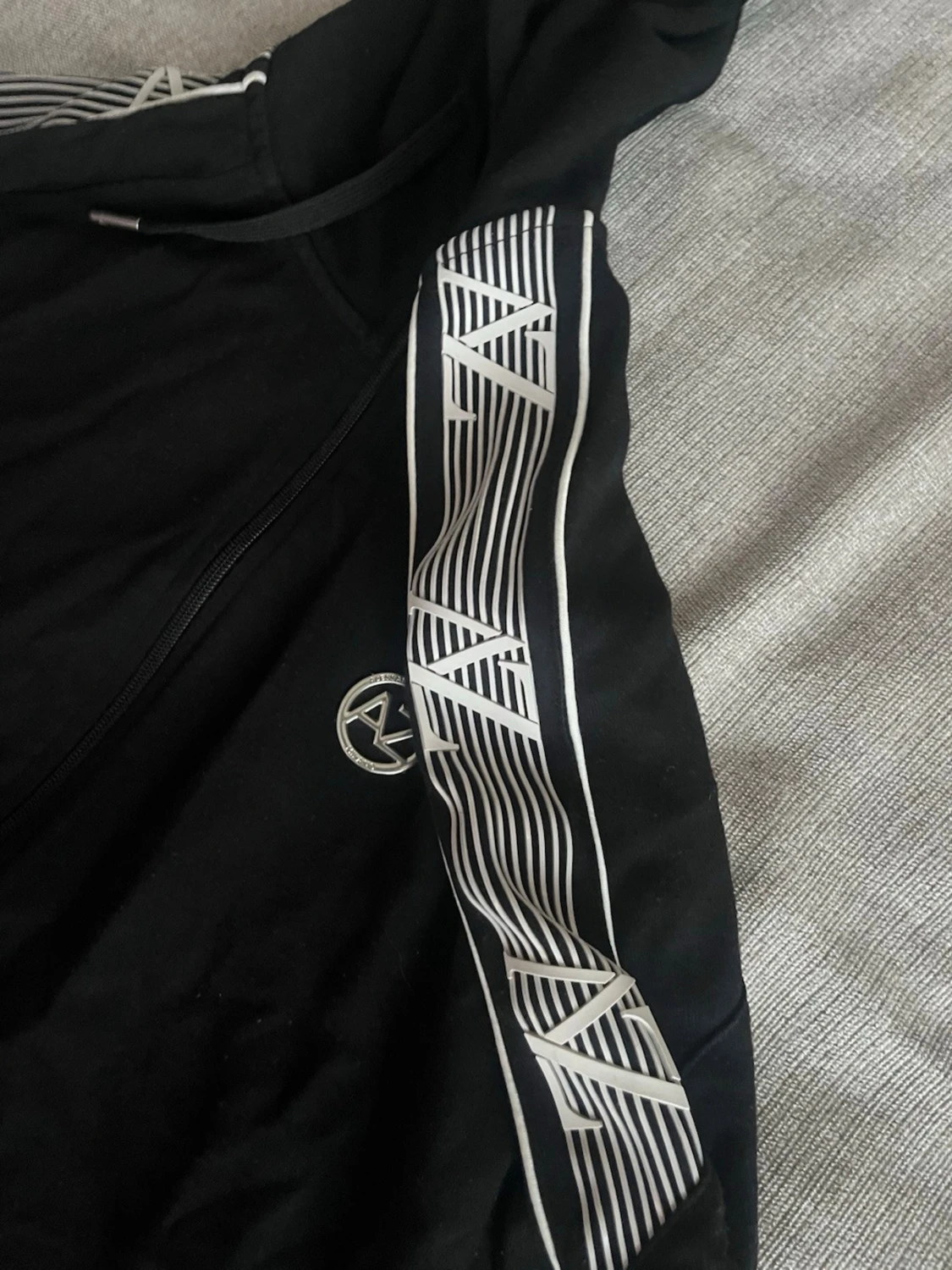 Alessandro Zavetti zip hoodie svart med vita detaljer  - 4