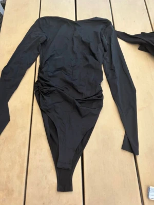 Body - Body i storlek M från Pull & Bear med öppen rygg, aldrig använd