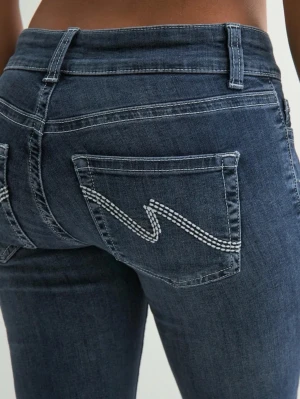 Mörkblå bootcut jeans med broderi - Säljer ett par mörkblå bootcut jeans med vita broderade detaljer på bakfickorna. Jeansen har klassisk femficksmodell, normal midja och utsvängda ben. Materialet är mjukt denim med stretch för extra komfort. Perfekta för en trendig och avslappnad look.